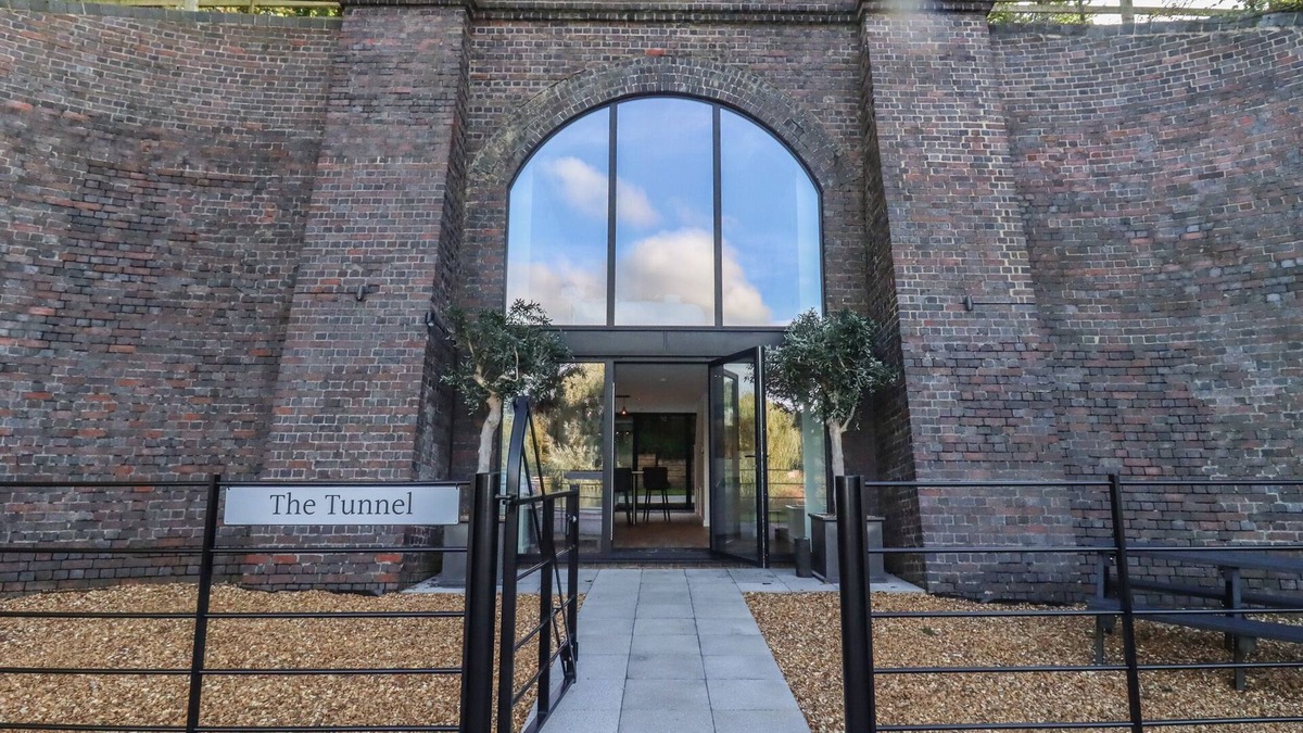 Middleton Cheney Cottage | THE TUNNEL AT BRIDGE LAKE FARM AND FISHERY, romantic in Chacombe