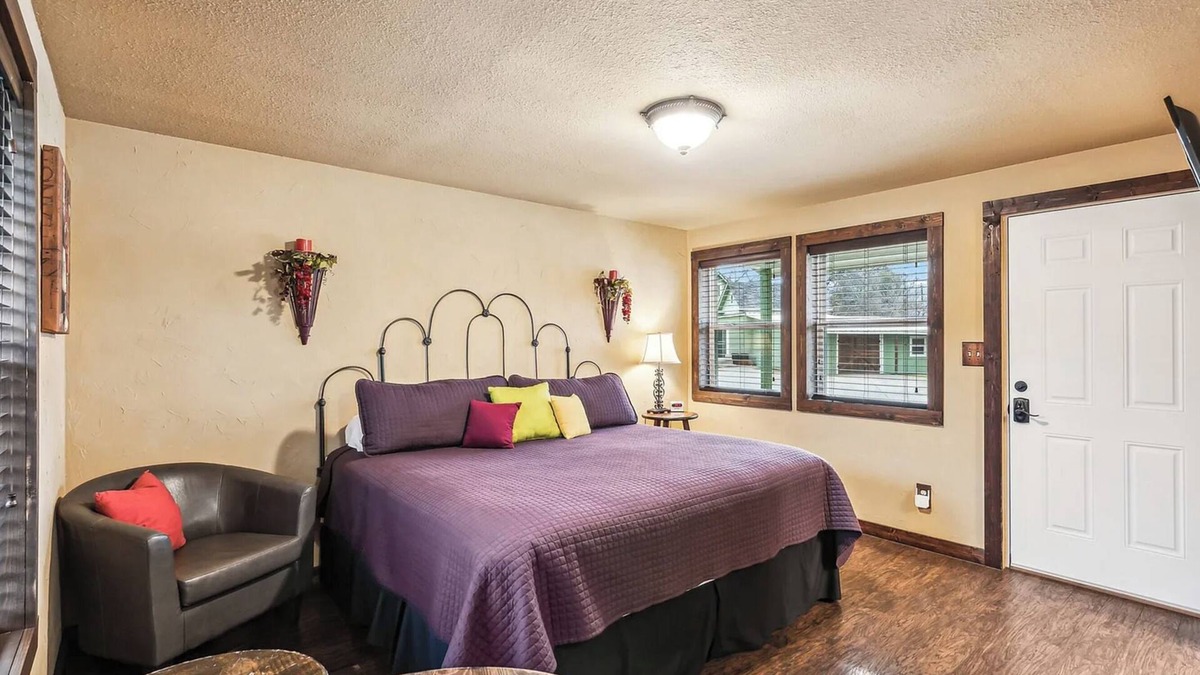 Granbury Cottage | The Tuscan Cottage at Travis Street Cottages