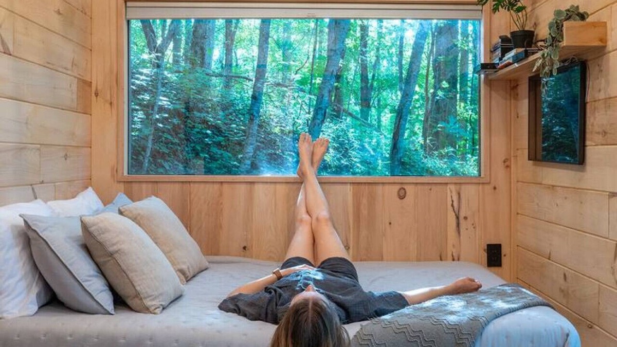 Sylva House | The Twig, Outdoor Shower, Deck, and Cozy Chimney!