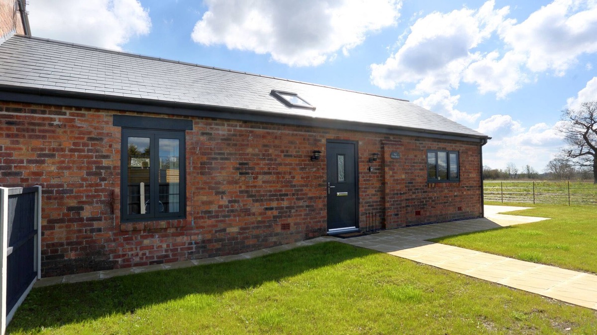Loppington Cottage | THE TYRE BARN, pet friendly, with a garden in Wem