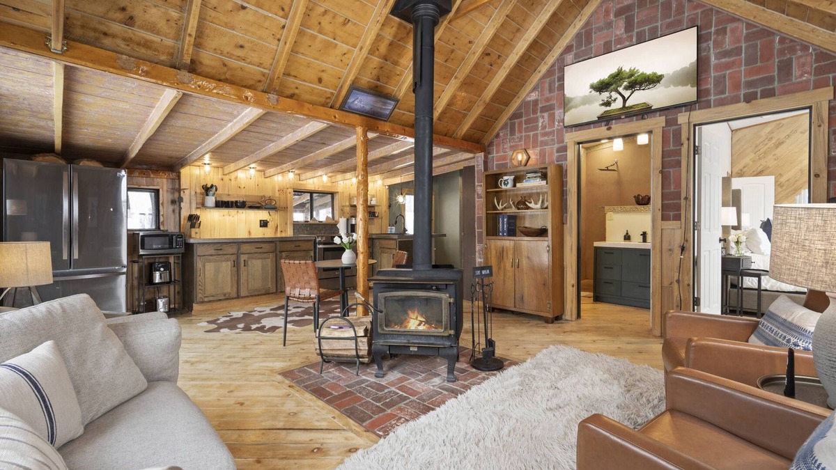 Coal Creek Cabin | The Tyrolean Cabin. Panoramic Views. Hot Tub. Near Hiking, Biking and Skiing.