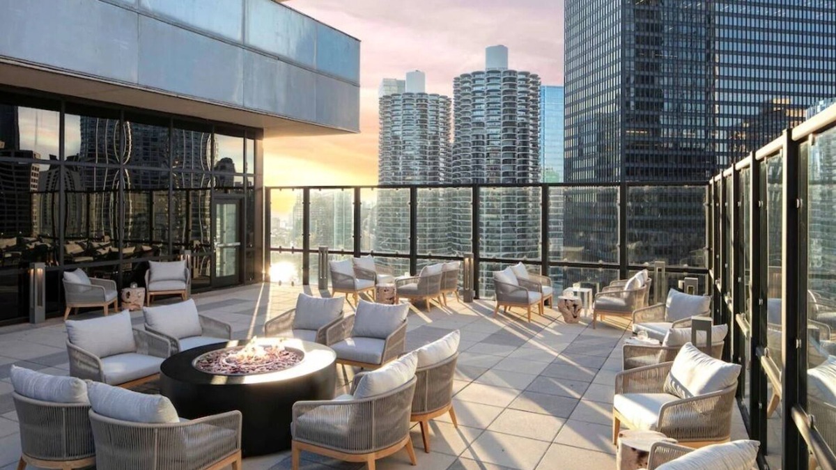 Downtown Chicago Resort | The Ultimate Chicago Experience! Close to Chicago Riverwalk and Picasso Statue