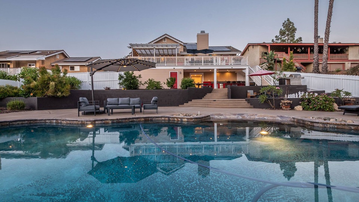 Midway House | The Ultimate Family Getaway- Game Room/Pool/Hot Tub/Human Chess!