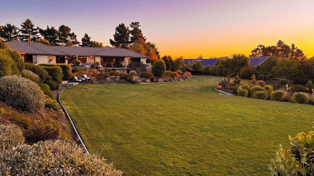 Dunedin House | The Ultimate Home away from Home - Perfect for Families and Groups!