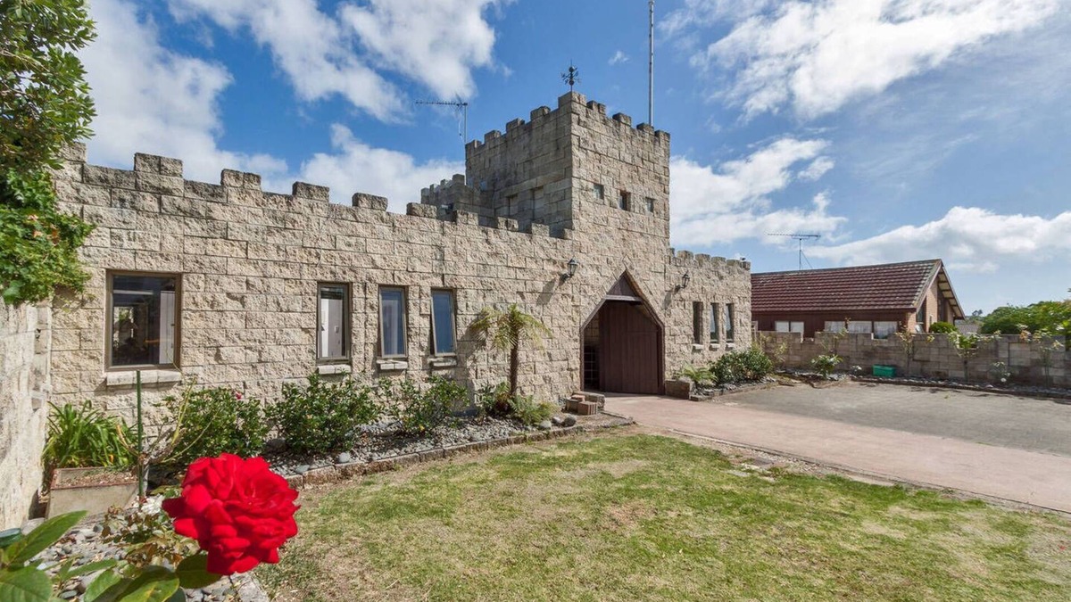 Half Moon Bay Villa | The unique castle in Auckland