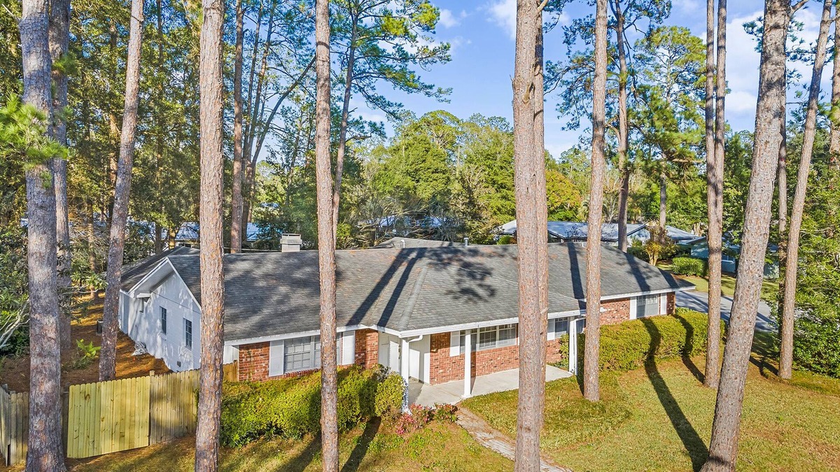 Gainesville House | The University Gathering Place is enjoyable for any larger group, 6 Min. to UF