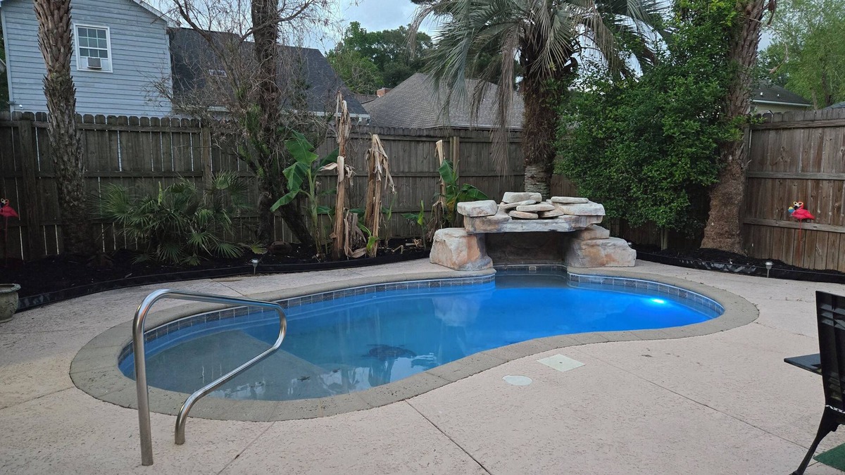 Mobile House | The University of South Alabama Poolside Getaway🇺🇲Veteran Owned ⚓️