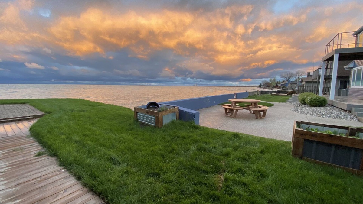 Bay City Apartment | ~The UpSiDe DoWN PaRRoT~Swim Fish Relax ON LakeHURON! ~Killarney Beach *Bay City