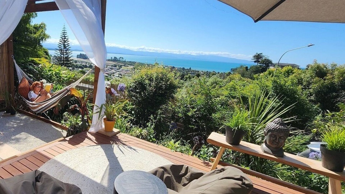 Tahunanui Apartment | The Upside Down - Perfect Haven for Couples & Solo Escapes in Nelson
