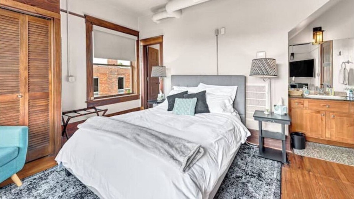 Siloam Springs House | The Uptown Suite @ the Historic Connely Harrington