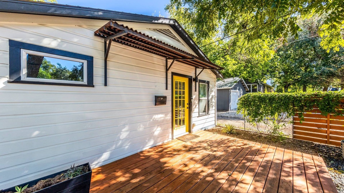 Travis Heights Cottage | The Urban Canopy - Parking - Walk to SoCo - NEW