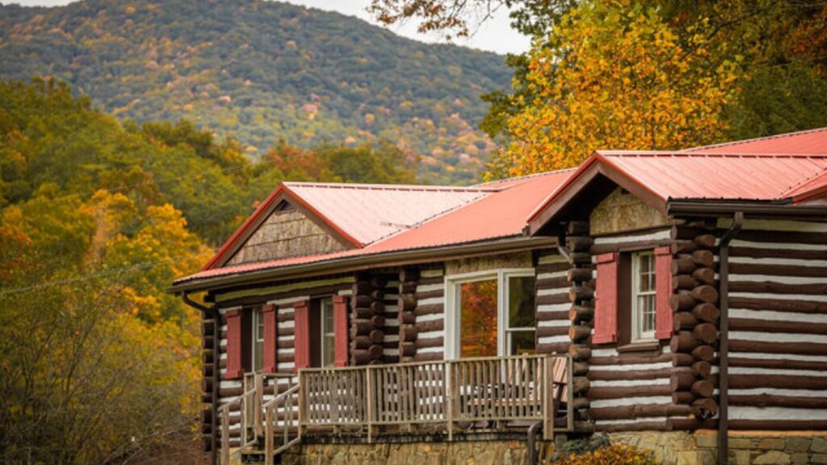 Springmaid Mountain Cabin | The Valley Lodge Sleeps 12