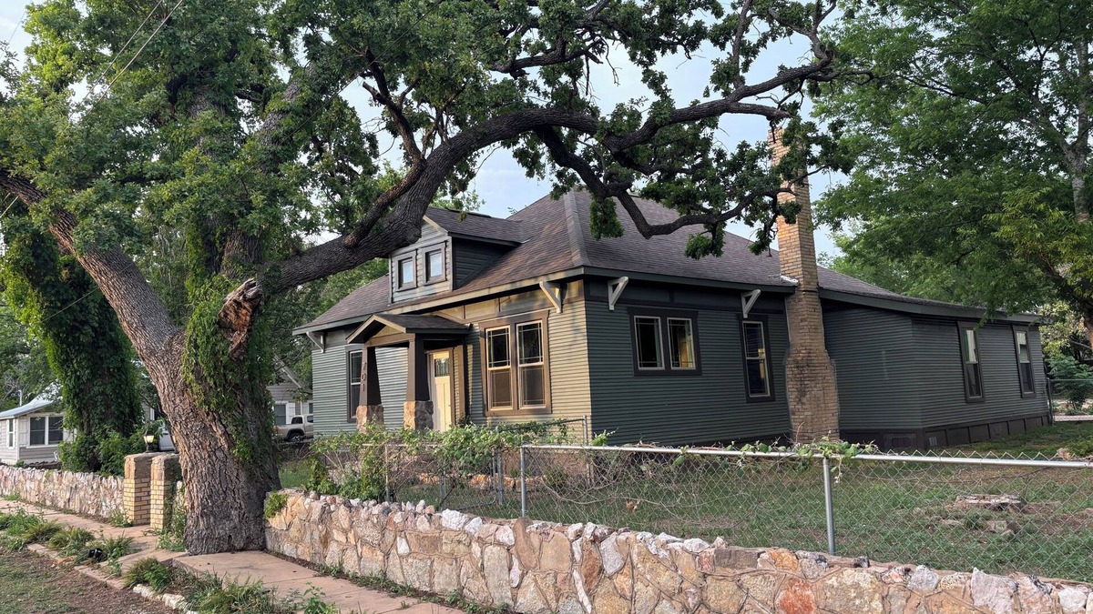 Burnet House | The Vandeveer, Stunning Craftsman Estate in Historic Downtown Burnet