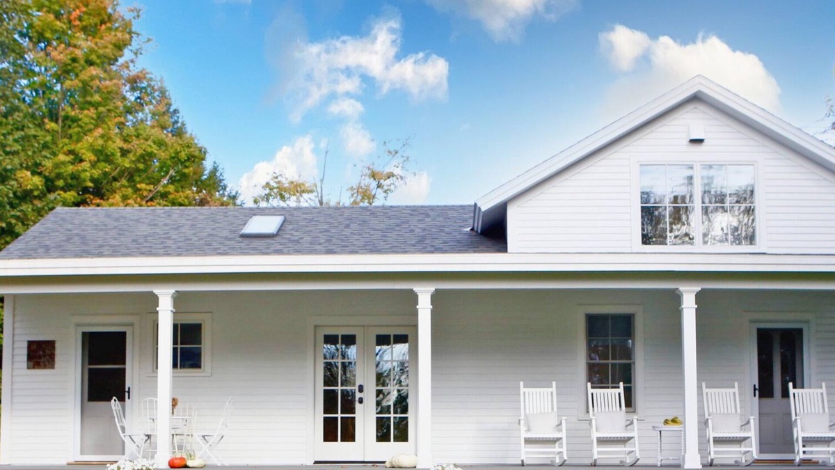 North Bennington House | The Vermont Farmhouse + Stunning Views + Dog Friendly + Adjacent Nature Preserve