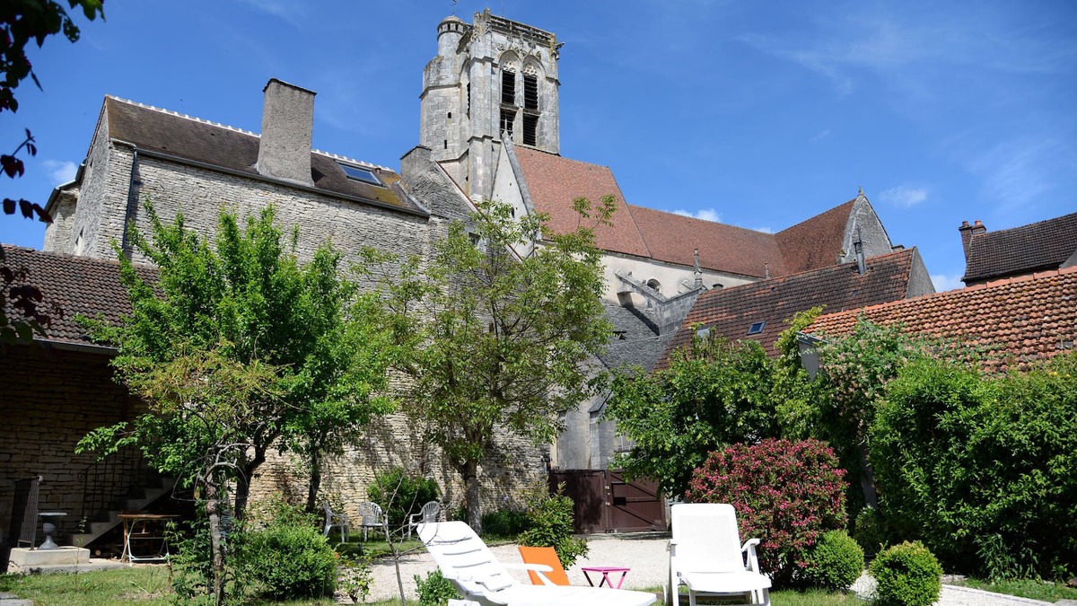 Noyers-sur-Serein House | The Victoire family home of one to ten people