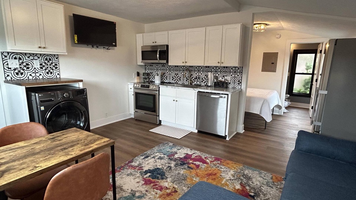 Nelson Apartment | The Victorian Queen Getaway – Walkable, Washer/Dryer, Downtown Charm