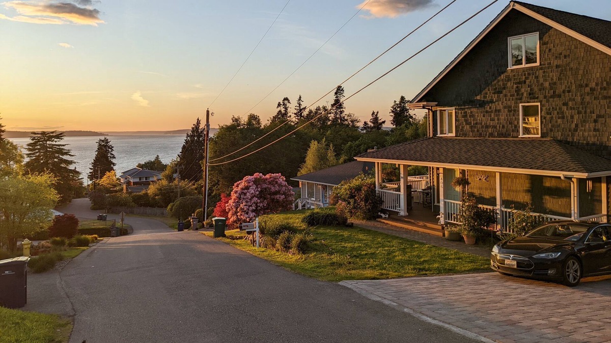 Mukilteo House | The View!! 5 mins to the Whidbey Ferry and Sounder train, 10 mins to Paine Field