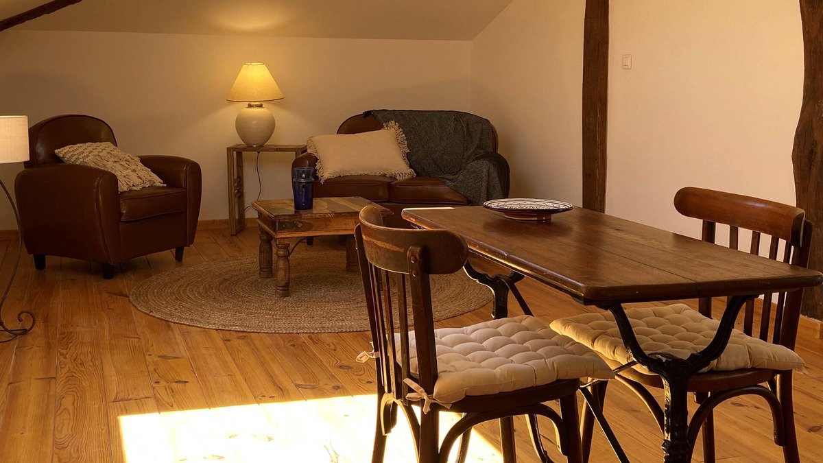 Auriac-sur-Vendinelle Apartment | The View on the Bell Tower, Auriac-sur-Vendinelle