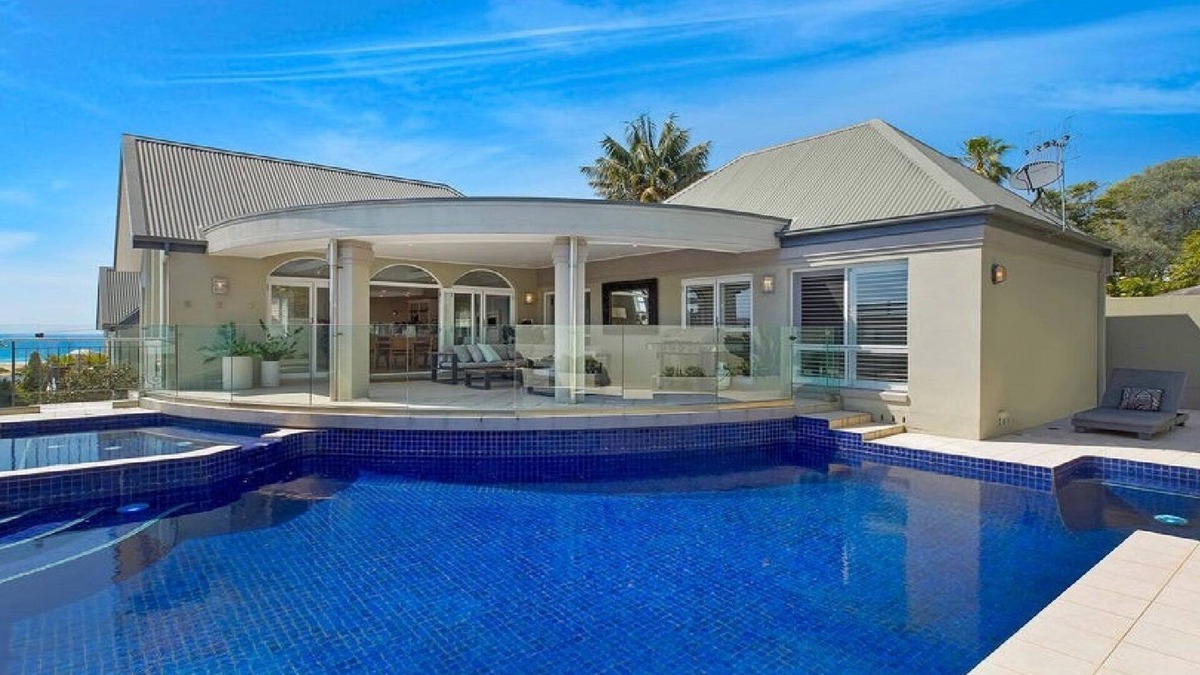 Wamberal House | THE VIEW - FRAMING OCEAN VIEWS FROM JUST ABOUT EVERY VANTAGE POINT