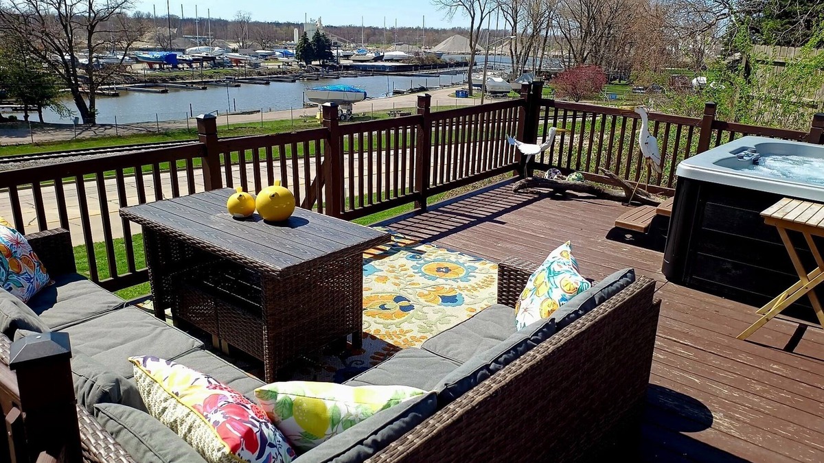 Fairport Harbor Cottage | The View! Hot Tub-Golf Cart-Beaches-Billiards-King-Cottage Retreat Full of Fun