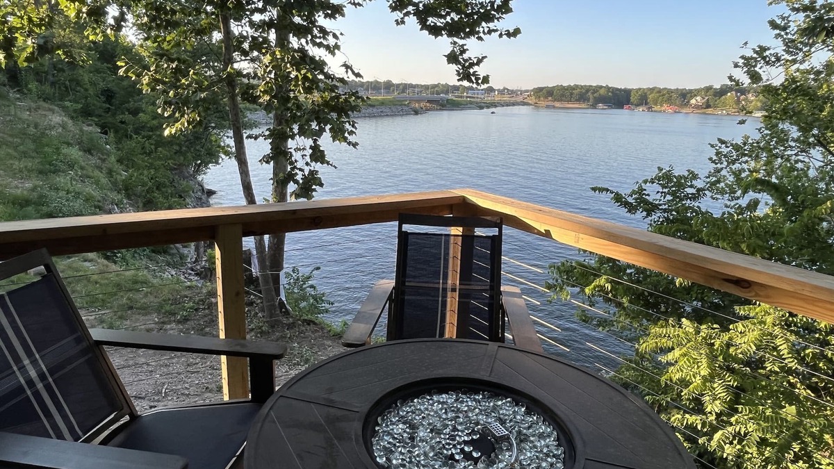 Grove Cabin | 'The View on Grand' Epic Lake Views*Modern Luxury