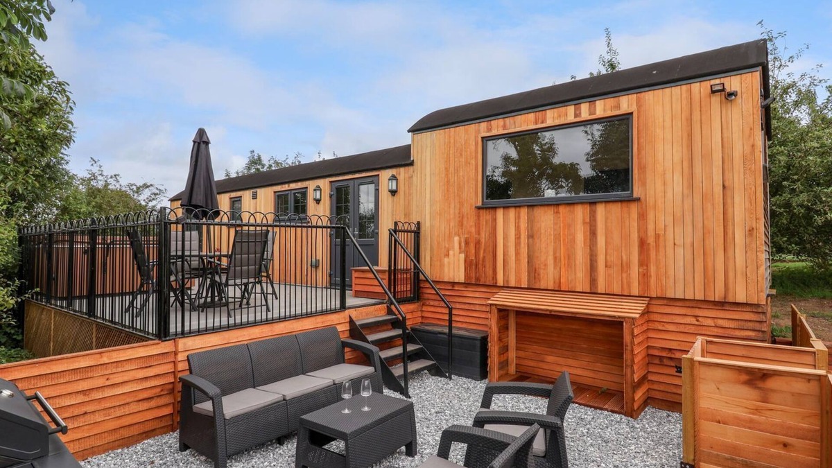 Overton-on-dee Cottage | THE VIEW, pet friendly, with hot tub in Bangor-On-Dee
