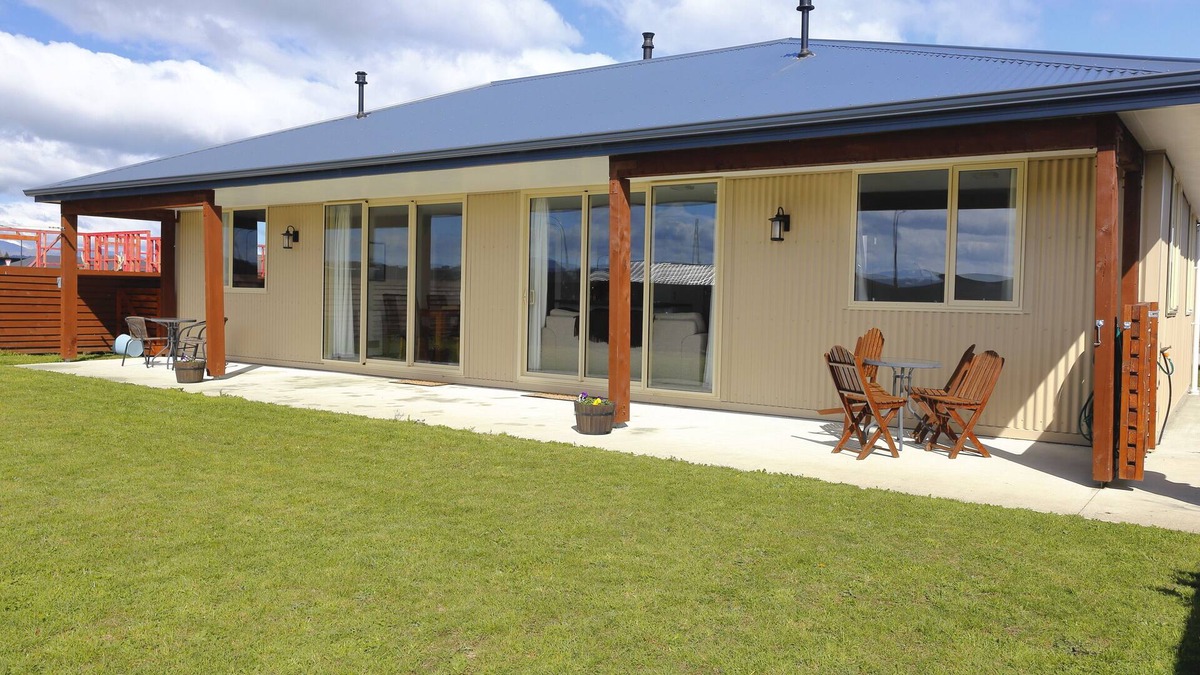 Te Anau Cottage | THE VIEWS - TE ANAU HOLIDAY HOME, family friendly in Te Anau
