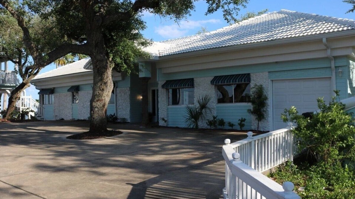 Fulton House | The Villa at D&R Pelican Bay Resort