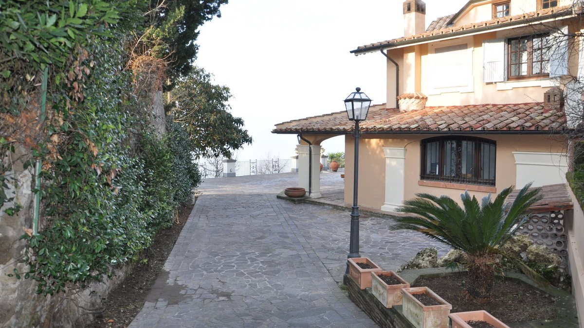 Lake Bracciano Cottage | The Villa of Augustus with a prestigious view of Lake Bracciano, 30 km from Rome