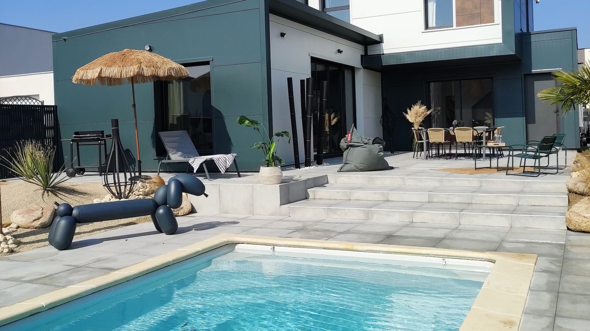 Saint-Aaron Villa | The Villa Pampa and its heated swimming pool