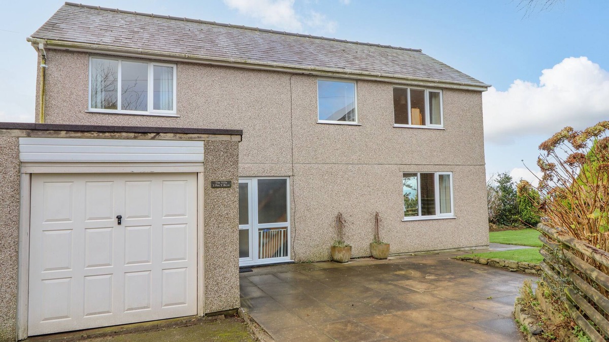 Harlech Cottage | THE VILLA, pet friendly, with a garden in Harlech