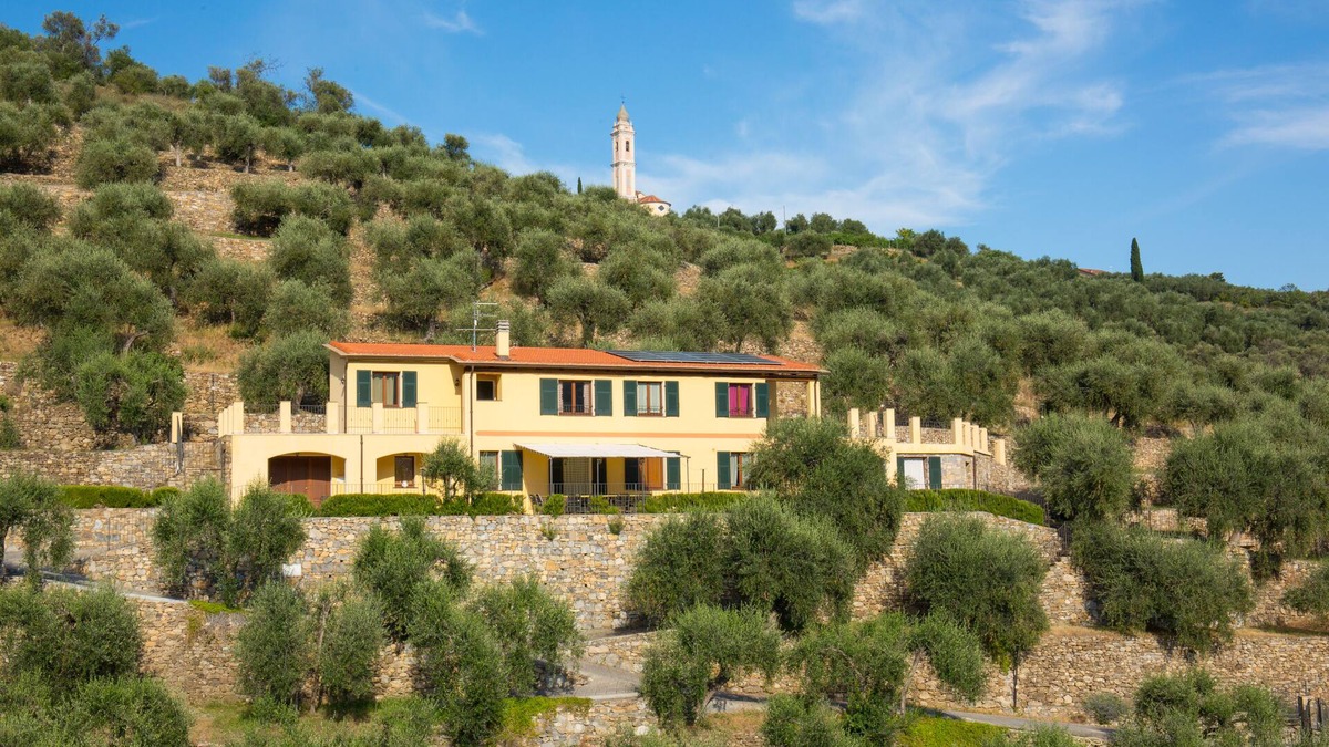 Costa dʼOneglia House | The villa with private pool is ideal for groups