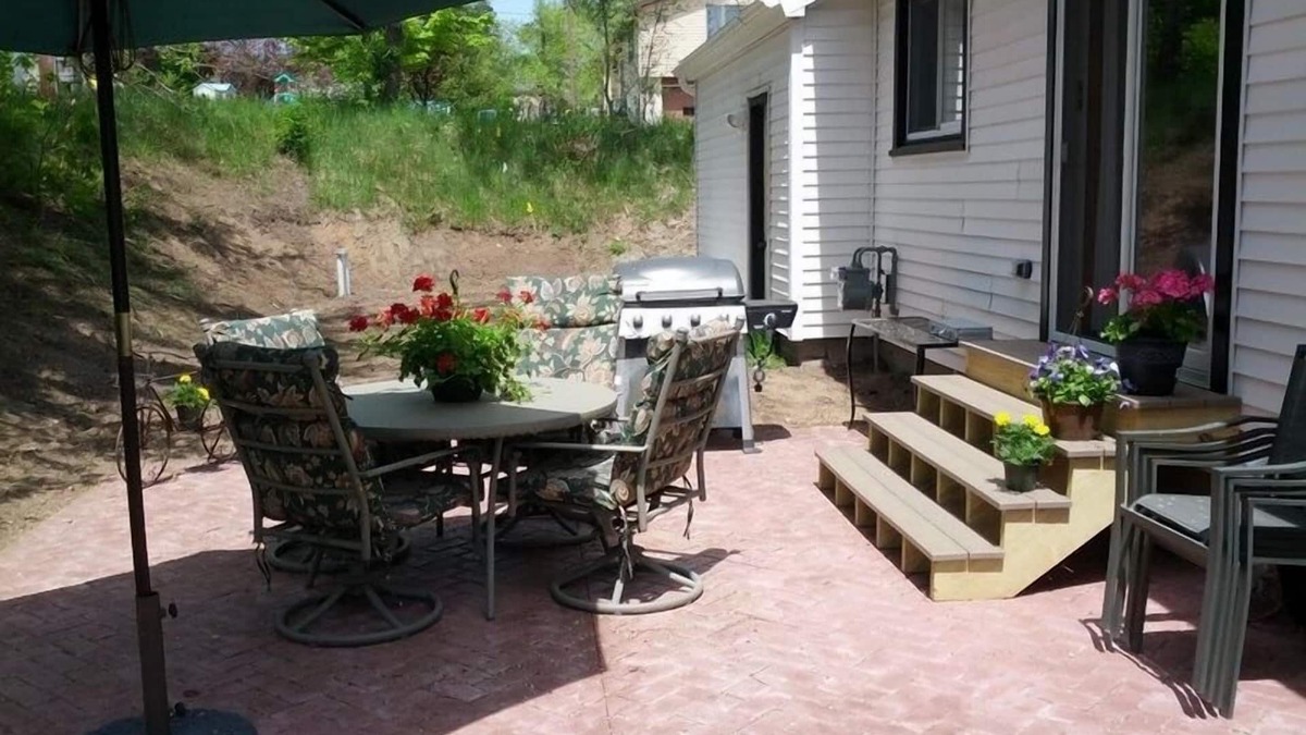 Lake Leelanau House | The Village of Lake Leelanau is centrally located in Leelanau County.