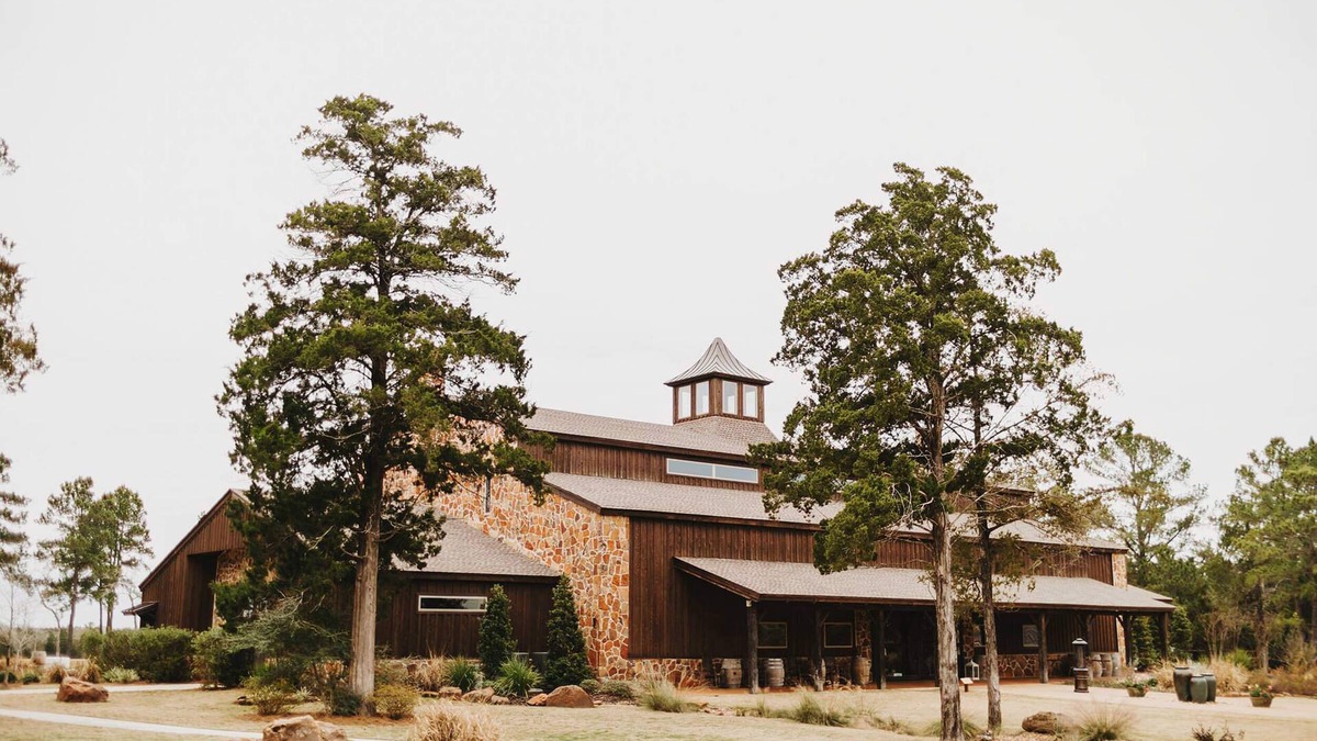 New Ulm Resort | The Vine: Stunning Event Venue/Retreat on Vineyard with Private Lake, Sleeps 20