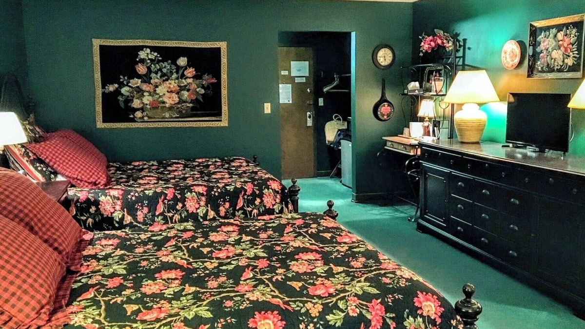Elkhart Lake Villa | The Vintage Elkhart Lake Room First Floor