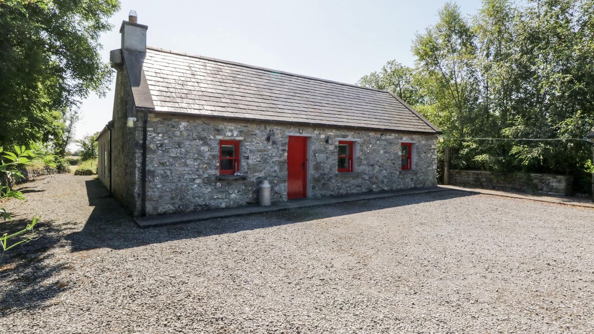 Dunmore Cottage | THE VISITING HOUSE, pet friendly, with pool in Dunmore, County Galway