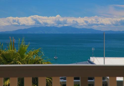 Oneroa House | THE WAIHEKE PAD - in the heart of Oneroa! - Be My Guest Waiheke