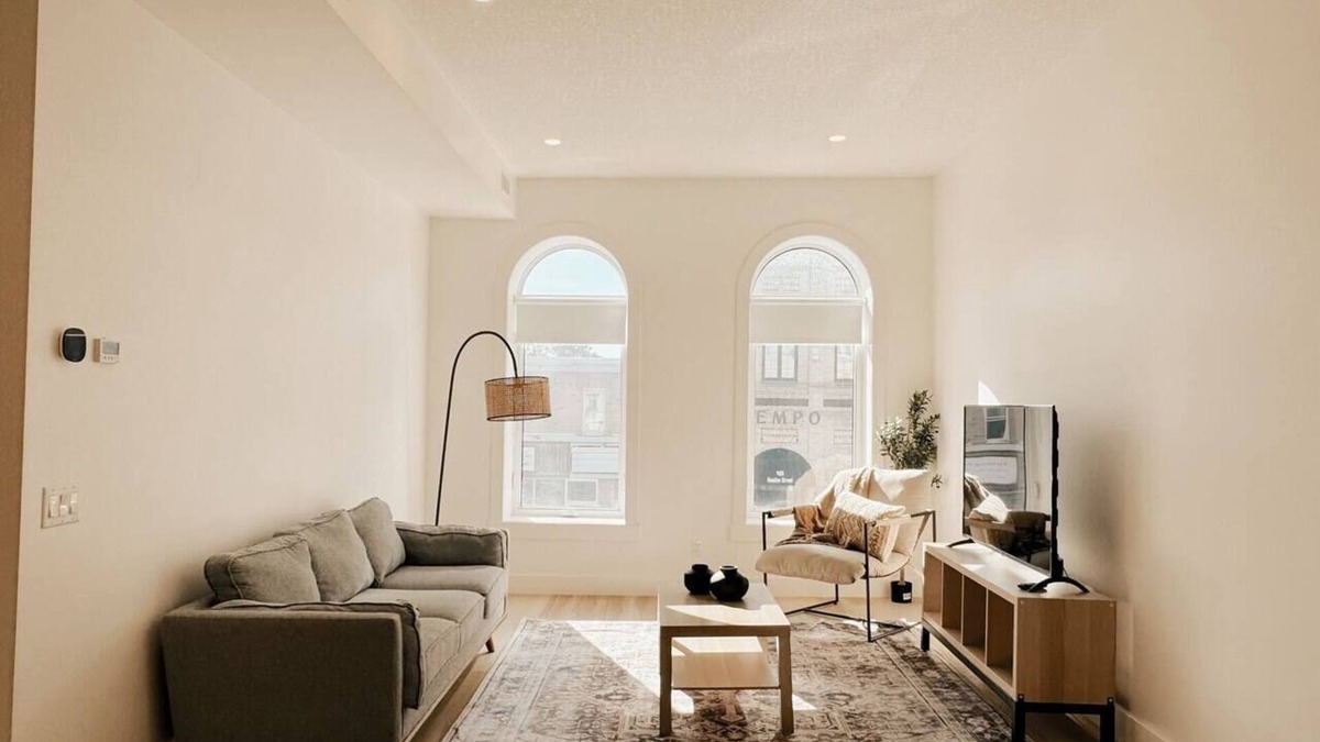 Woodstock Apartment | The Waldorf - King