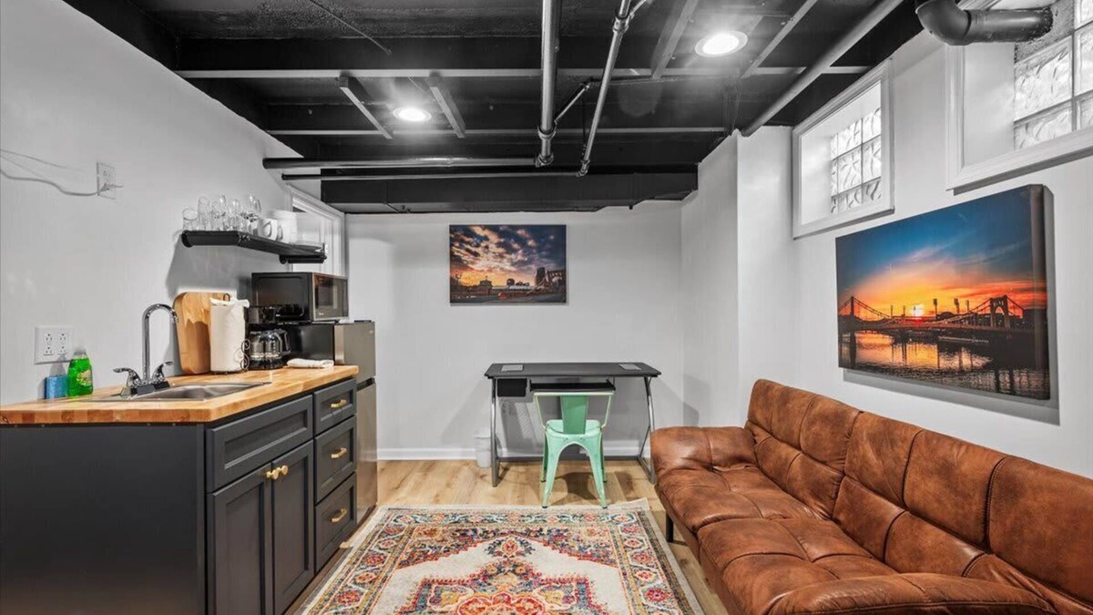 Shadyside Apartment | The Walnut Suites - The Emerald Suite