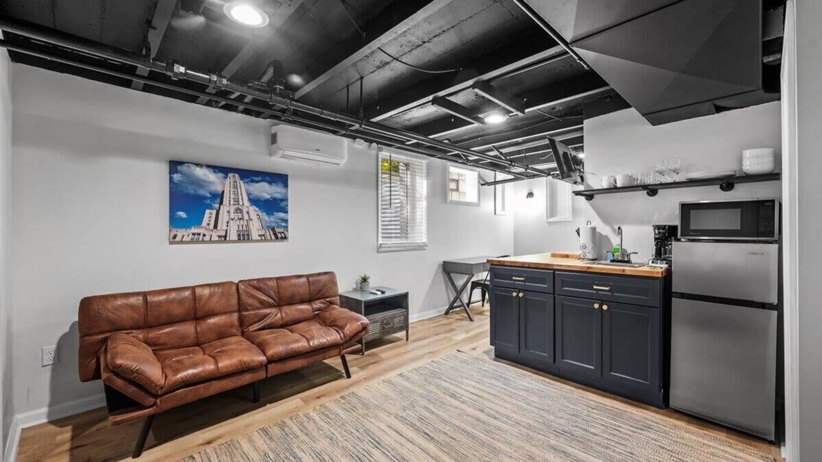 Shadyside Apartment | The Walnut Suites - The Onyx Suite