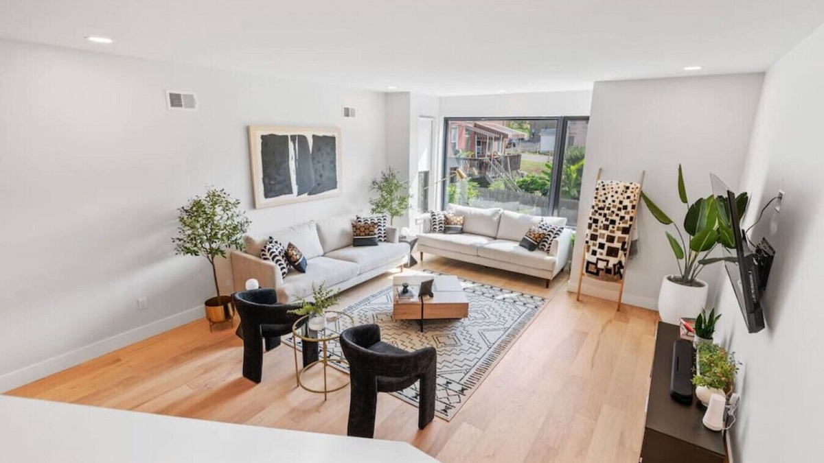 Central Northside House | The Warhol Room | Private Room on Arch Street