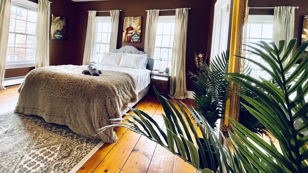 Warwick Apartment | The Warwick Charm - Right in the Village!