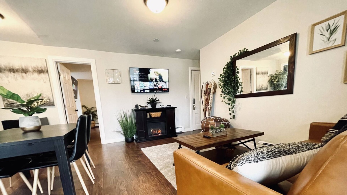 Warwick Apartment | The Warwick Flat - Dead center of The Village!