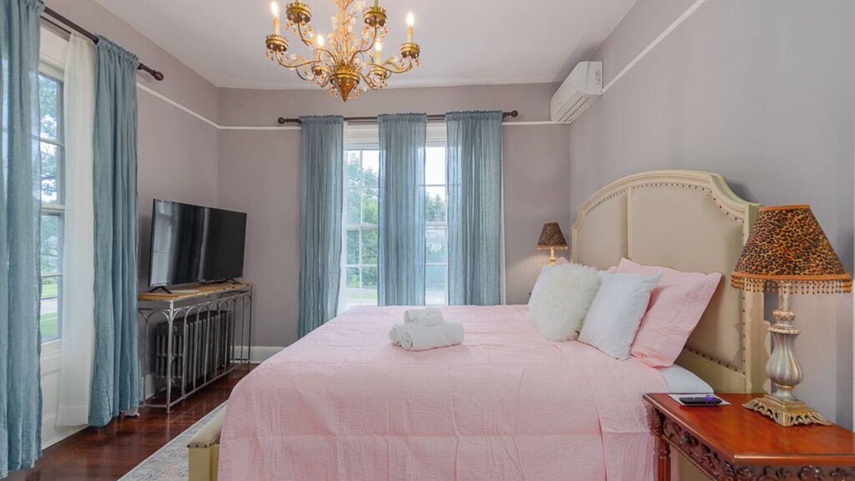 Warwick Hotel | The Warwick Inn Boutique Amity Room 3 an Hour from NYC