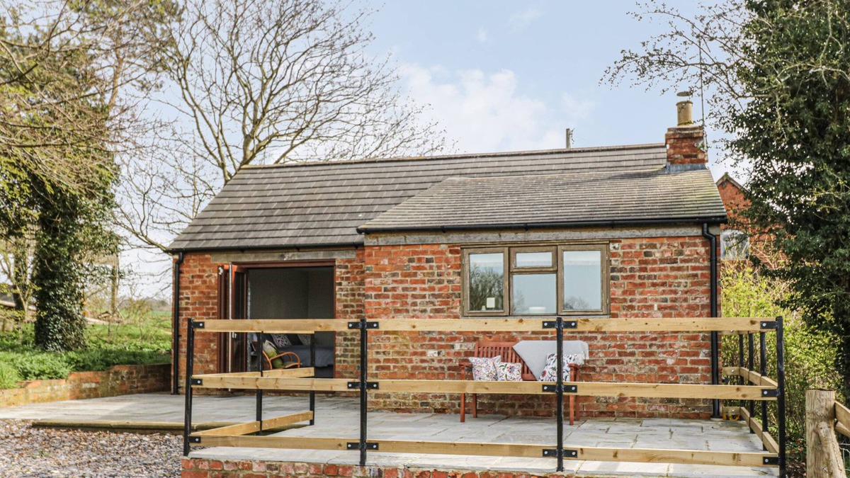 Sibford Gower Cottage | THE WASH HOUSE, with open fire in Sibford Ferris