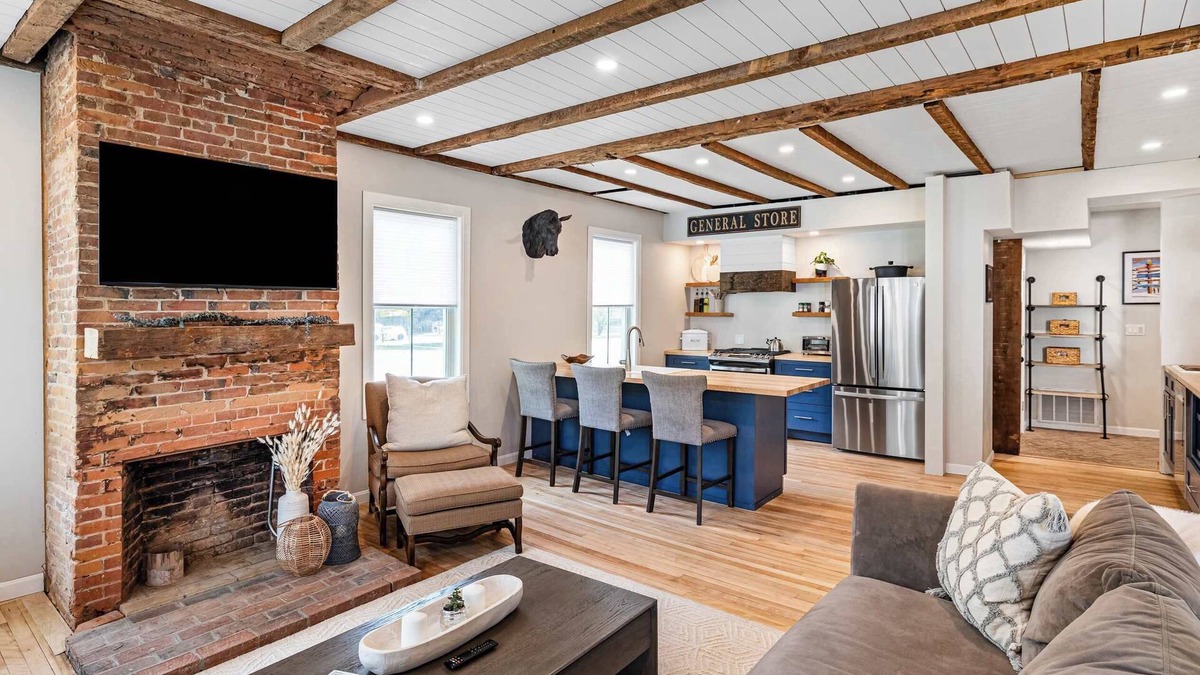 Ludlow House | The Washburn: Renovated 4-BR Home 2-Min to Okemo
