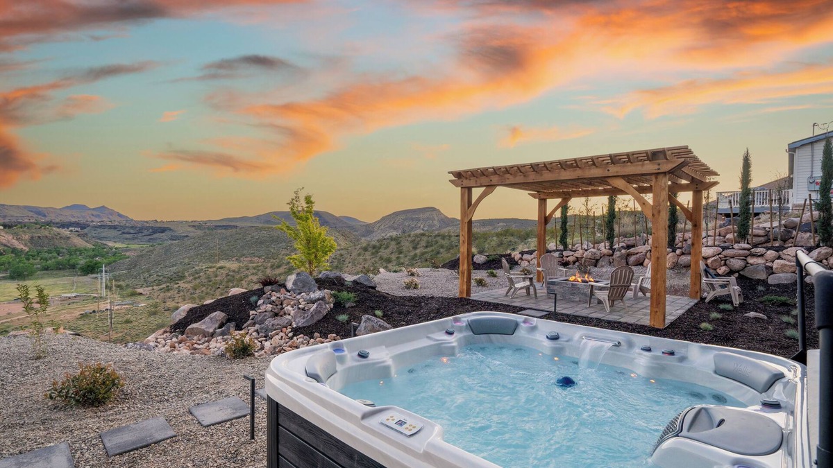 Toquerville House | The Watchman+ by AvantStay | 20 Min to Zion | Hot Tub + View