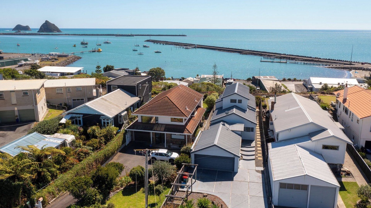 New Plymouth House | The Waterfront Escape – Moturoa Holiday Home