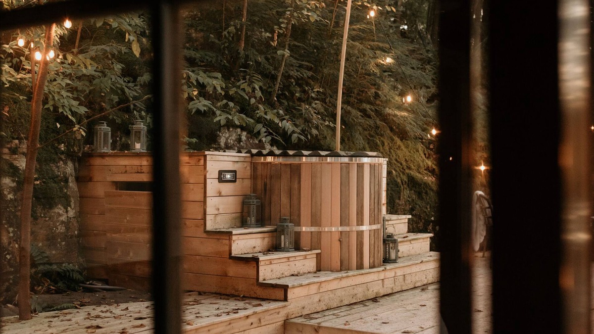 Utterson Apartment | The Water’s Edge * Unique Muskoka Treehouse *
