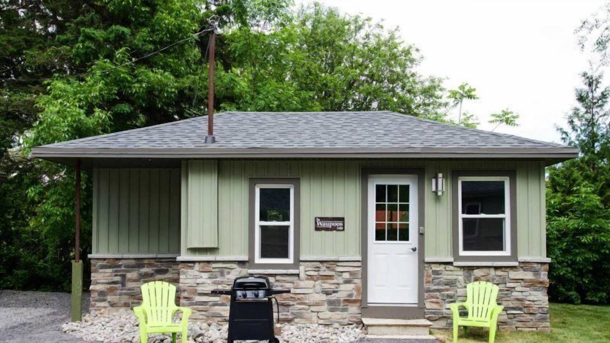 Bloomfield Cottage | The Waupoos-PEC Couple's getaway